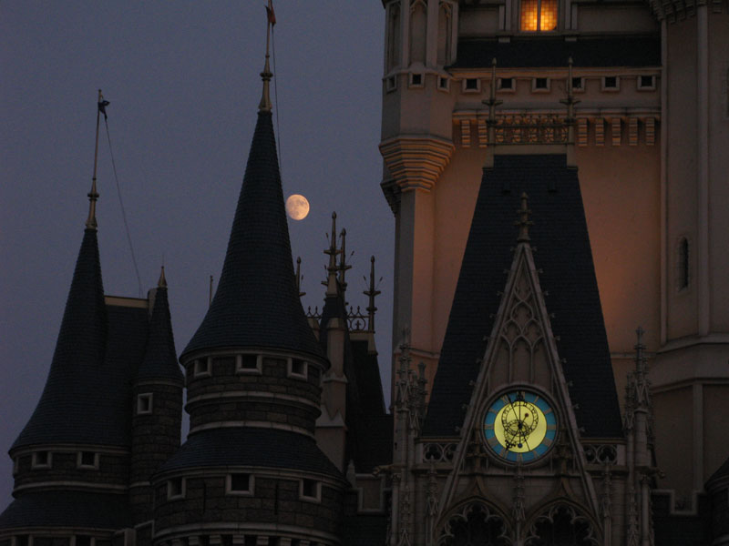 城と月