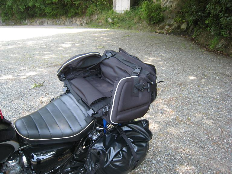 W650とか色々の奇妙なブログ: ホンダのNEWタンデムドラムバッグをW650に装着
