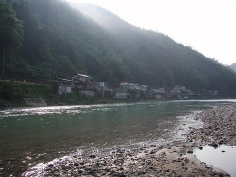 朝の錦川