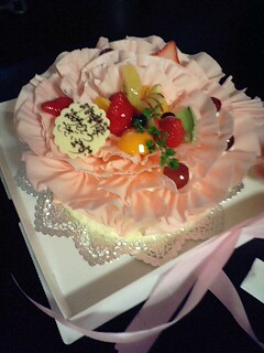 ピンクの花びらケーキ