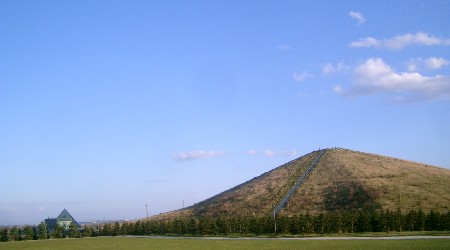 モエレ山とガラスのピラミッド